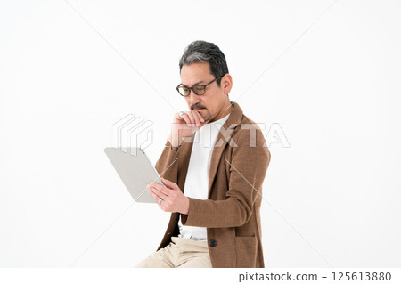 休閒商務，中年男子，平板電腦 125613880