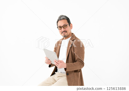 Casual business, middle-aged man, tablet Casual business, middle-aged man, tablet 125613886