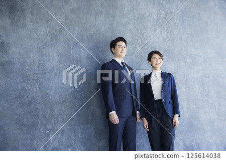 穿著西裝的男人和女人站著 125614038