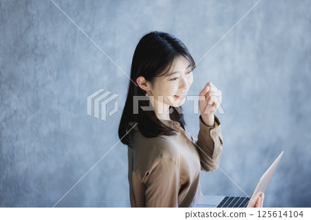 有筆記型電腦的女人 125614104