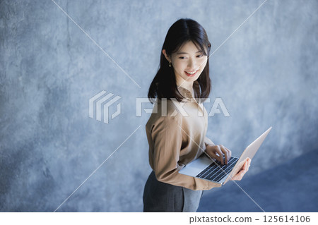 有筆記型電腦的女人 有筆記型電腦的女人 125614106