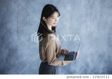 有筆記型電腦的女人 125614113