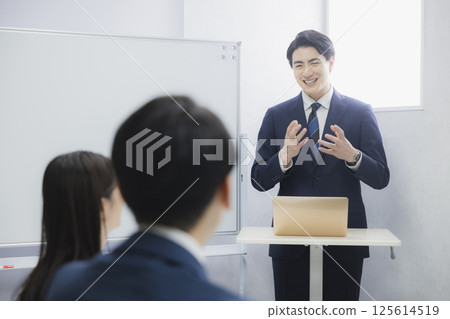人們在會議室開會 人們在會議室開會 125614519
