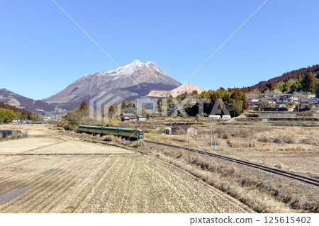 Yufuin Forest: Running through the Yufuin Basin in winter Yufuin Forest: Running through the Yufuin Basin in winter 125615402