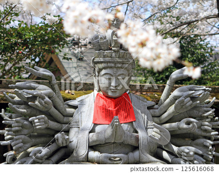 Thousand-Armed Kannon of Kosaka-dera Temple 125616068