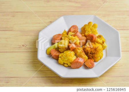 Stir-fried cauliflower and sausage curry Stir-fried cauliflower and sausage curry 125616945