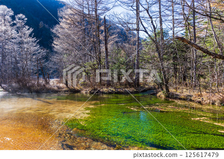 日本屈指可數的山區度假勝地:深秋的上高地、清晨的田代沼(田代池) 日本屈指可數的山區度假勝地:深秋的上高地、清晨的田代沼(田代池) 125617479