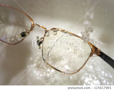 用水清洗眼鏡右鏡片的照片 125617965