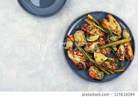 Spicy grilled chicken wings 125618164