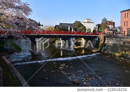 日本岐阜縣高山市的春天:盛開的櫻花、旅遊景點中橋和宮川、周圍的城市景觀和美麗的藍天 日本岐阜縣高山市的春天:盛開的櫻花、旅遊景點中橋和宮川、周圍的城市景觀和美麗的藍天 125618250