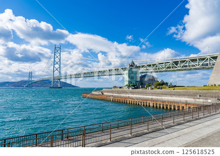 Akashi Kaikyo Bridge and Sun Yat-sen Memorial Hall in winter, Kobe, Hyogo Prefecture 125618525