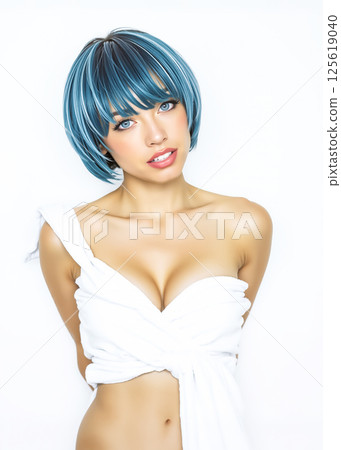 戴著浴巾的藍頭髮年輕女子 戴著浴巾的藍頭髮年輕女子 125619040