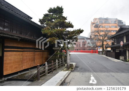 日本岐阜縣的春天、高山市中心的舊城區、旅遊勝地中橋、歷史悠久的日本房屋和宏偉的松樹 125619179