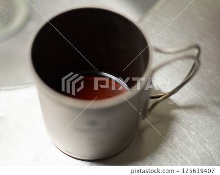 咖啡倒入咖啡杯 125619407