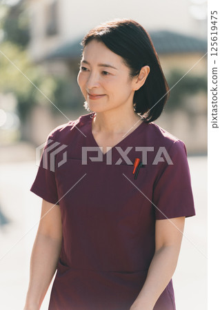 Nurse in her 50s 125619475