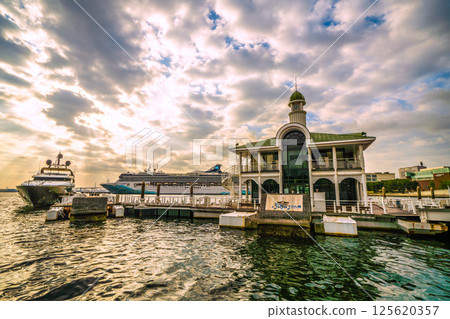 兩艘豪華遊輪停靠在日本橫濱市。可觀賞挪威精神號、伊莉莎白女王號等。 125620357