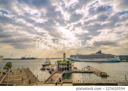 日本橫濱城市景觀，俯瞰挪威精神號和普卡里桑橋 125620594