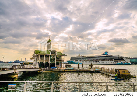 日本橫濱城市景觀,俯瞰挪威精神號和普卡里桑橋 日本橫濱城市景觀,俯瞰挪威精神號和普卡里桑橋 125620605