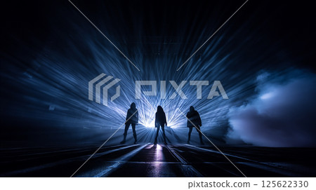 三個人影站在舞台上，藍色燈光下 125622330