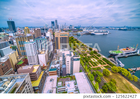 三艘豪華遊輪在日本橫濱城市景觀上空。挪威精神號、裡維埃拉號和鑽石公主號 三艘豪華遊輪在日本橫濱城市景觀上空。挪威精神號、裡維埃拉號和鑽石公主號 125622427