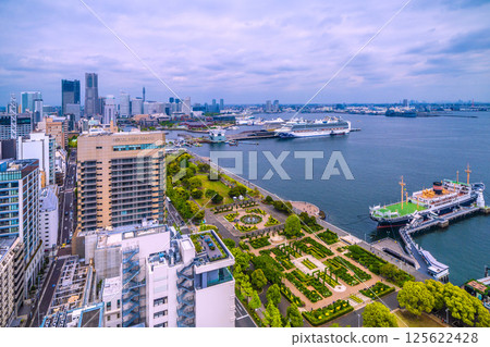 三艘豪華遊輪在日本橫濱城市景觀上空。挪威精神號、裡維埃拉號和鑽石公主號 三艘豪華遊輪在日本橫濱城市景觀上空。挪威精神號、裡維埃拉號和鑽石公主號 125622428