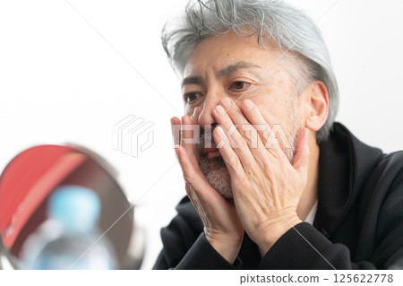 老人在打扮自己 老人在打扮自己 125622778