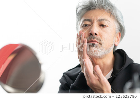 老人在打扮自己 老人在打扮自己 125622780