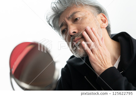 Senior man grooming himself 125622795