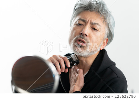 老人在打扮自己 老人在打扮自己 125622796