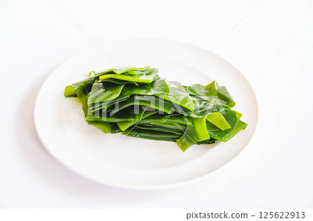 Cut boiled kelp 125622913