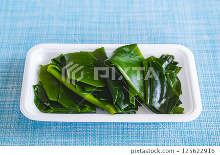 一包新鮮捕獲的海帶 125622916