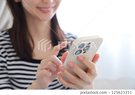使用智能手機的女人 125623351
