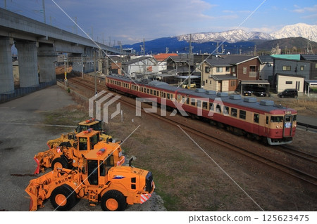 Echigo Tokimeki Railway 455 series train runs among the symbols of the snow country "Itoigawa City" Echigo Tokimeki Railway 455 series train runs among the symbols of the snow country "Itoigawa City" 125623475