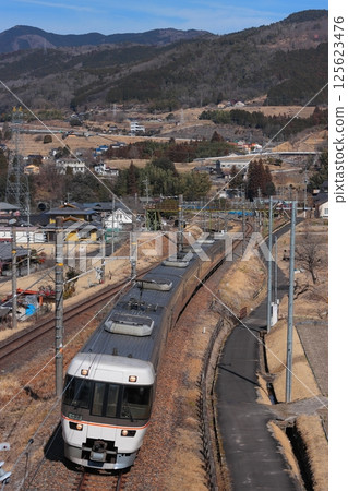 383系信濃特快列車以木曾山脈為背景翻越山嶺_照片拍攝於2025年3月1日 125623476