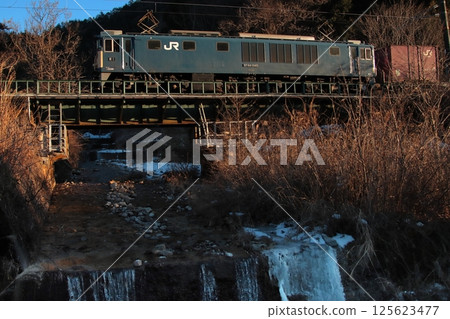 EF64-1045牽引的貨運列車（81列）在冰天雪地的黃昏時分穿越溪流_照片拍攝於2025年1月25日 125623477