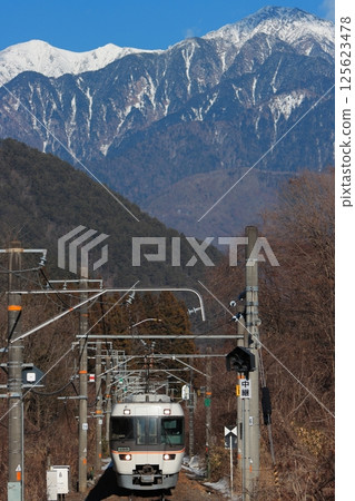 383系列特快信濃列車以美麗的駒岳雪山為背景行駛_照片拍攝於2025年1月25日 125623478