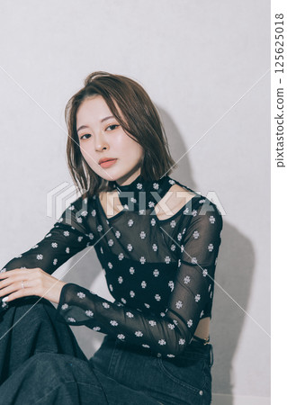 一位年輕女士的時尚形象 125625018