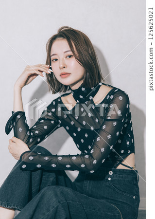 一位年輕女士的時尚形象 125625021