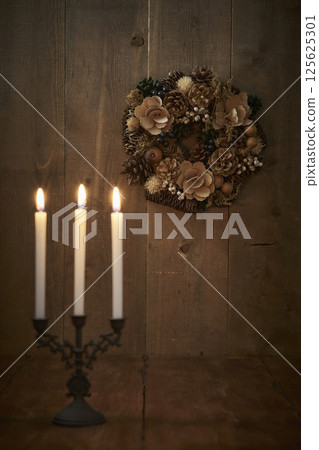 Christmas wreath on a wooden wall Christmas wreath on a wooden wall 125625301
