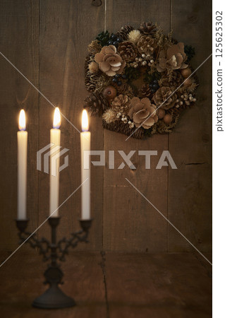 Christmas wreath on a wooden wall 125625302