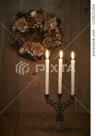 Christmas wreath on a wooden wall 125625304
