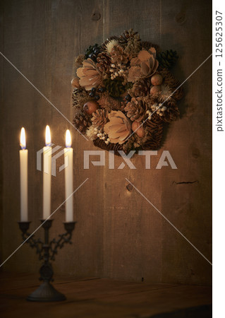 Christmas wreath on a wooden wall Christmas wreath on a wooden wall 125625307