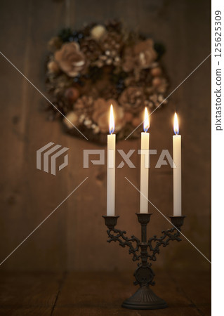 Christmas wreath on a wooden wall 125625309
