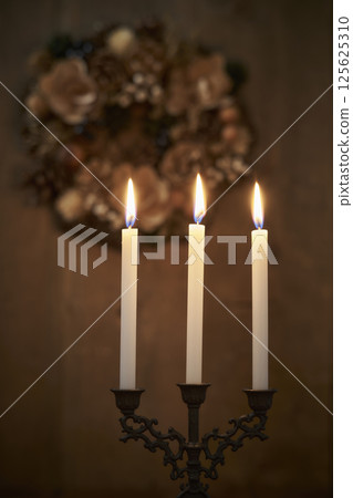 Christmas wreath on a wooden wall 125625310