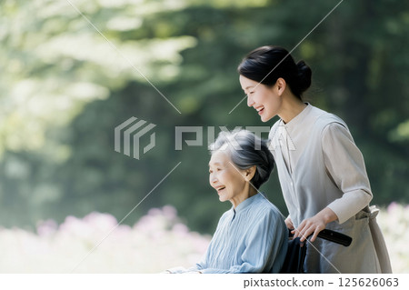 Heartwarming care scene: Elderly woman in wheelchair and caregiver 125626063