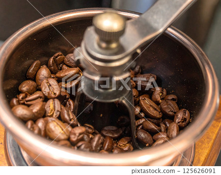 Coffee beans and coffee mills 125626091