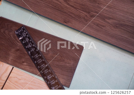 Top view of the laying of laminate boards on the underlying floor layer. Home renovation concept 125626257