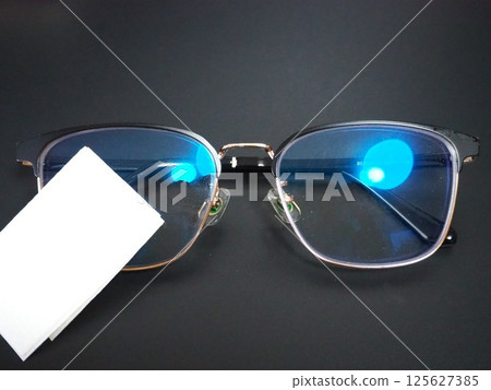 片狀清潔劑和眼鏡（左） 125627385