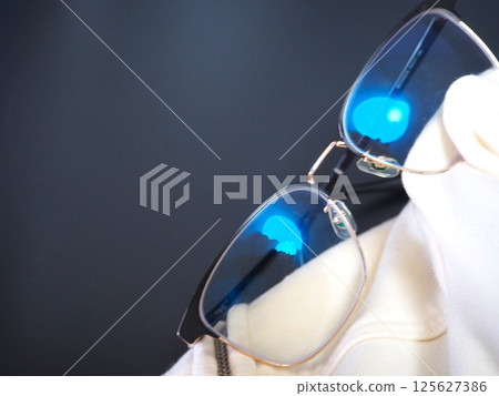 用襯衫下擺擦拭眼鏡的照片（右） 125627386