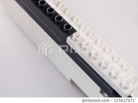 The randomly connected parts of the children's plastic construction set form a three-dimensional composition. The plastic elements of different sizes and colors attract attention. The randomly connected parts of the children's plastic construction set form a three-dimensional composition. The plastic elements of different sizes and colors attract attention. 125627872